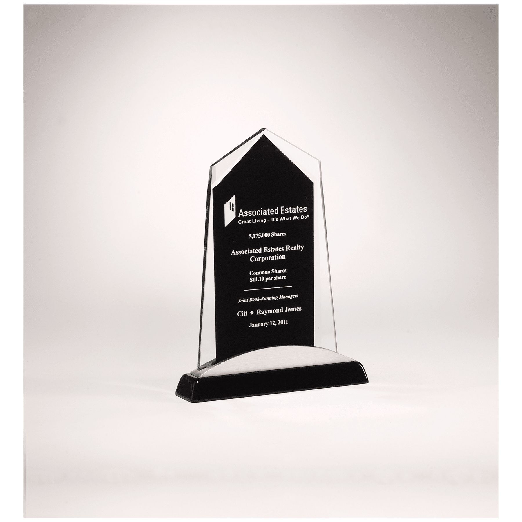 G2413 - 6 5/8" x 8 7/8" Apex Series Glass Award, Black Piano Finish Base with Silver Aluminum Accent