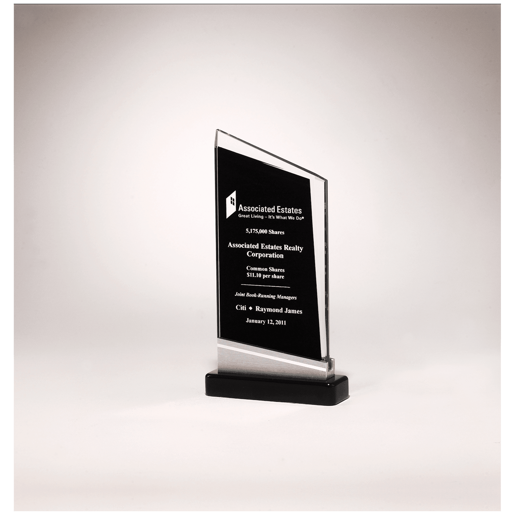 G2425 - 4 3/4" x 7 7/8" Zenith Series Glass Award, Black Piano Finish Base with Silver Aluminum Accent